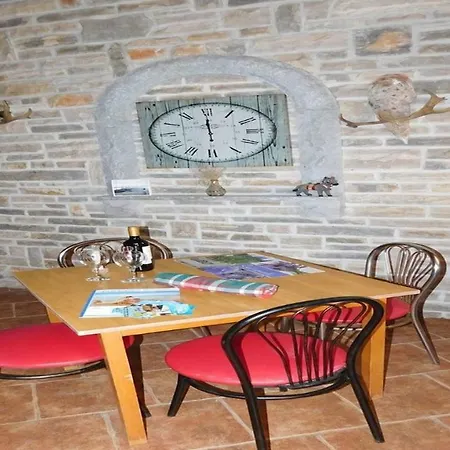 Excellent Small Stone House For Rent /4 Persons 招待所 普利拉卡