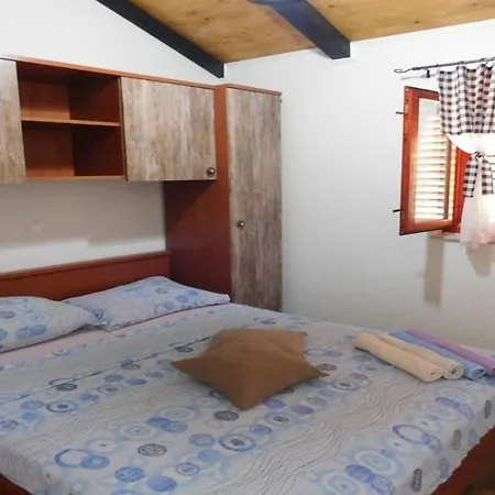 Excellent Small Stone House For Rent /4 Persons 招待所 普利拉卡